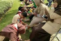 ইন্দোনেশিয়ার স্কুলে মায়েদের দুই পা পানি দিয়ে ধুয়ে-মুছে সম্মান জানাল সন্তানেরা