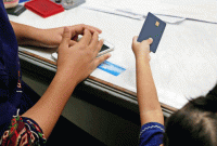 ছেলের হাতে ক্রেডিট কার্ড, চরম শিক্ষা পেলেন মা!