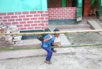 যে কারণে বাঁশে বেড়ার মাঝ দিয়েই স্কুলে যেতে হয় শিশু তানভিরকে