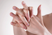 আপনার কি আঙুল ফাটানোর অভ্যাস আছে? তাহলে একটু সতর্ক হওয়া প্রয়োজন