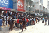 কি সেই ছবি যা দেখতে আটতলা থেকে রাস্তা পর্যন্ত লাইন? তাও আবার বাংলাদেশে