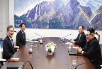 ঐতিহাসিক বৈঠকে দুই কোরিয়া