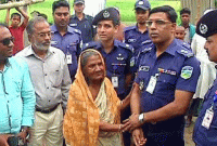 প্রভাবশালীদের থেকে জমি দখলমুক্ত করে বৃদ্ধার ঘর বানিয়ে দিলো পুলিশ