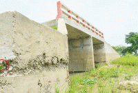 সুনামগঞ্জে সেতুতে রডের বদলে বাঁশ