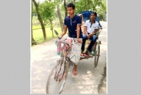 এইচএসসি পরীক্ষার ফাঁকে রিকশার পেডেল ঠেলে সংসার চালান সোহেল