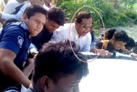 নিজ হাতে বালুতে আটকে পড়া পুলিশভ্যান টেনে তুললেন প্রতিমন্ত্রী মির্জা আজম