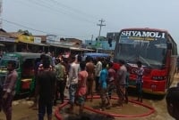পথচারীদের চিৎকারে বেঁচে গেলেন অর্ধশত বাসযাত্রী!