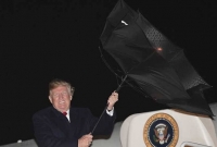 ঝড়ের কবলে মার্কিন প্রেসিডেন্ট ডোনাল্ড ট্রাম্প ! দেখুন ভিডিওতে...