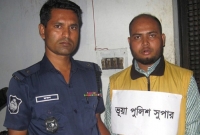 এএসআই’র হাতে ‘এসপি’ আটক এএসআই’র হাতে ‘এসপি’ আটক