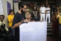 প্রকাশ্যে জড়িয়ে ধরায় গণপিটুনি! প্রতিবাদে রাস্তায়...