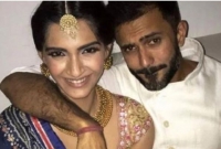 সোনমের সম্পর্কের গোপন ফর্মুলা ফাঁস!