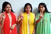 যমজ তিন বোনের অভাবনীয় সাফল্য