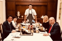 অদ্ভূত মেহমানদারি! জাপানের প্রধানমন্ত্রীকে জুতা দিয়ে আপ্যায়ন