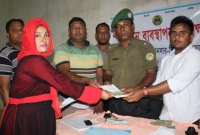 পলাশে নির্বাচন ব্যবস্থাপনা প্রশিক্ষনার্থীদের সনদপত্র ও নগদ অর্থ বিতরণ