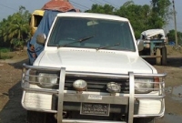 পুলিশের সামনে চাকা ফেটে গেল মাদকবাহী গাড়ির