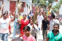 রাজশাহীতে থানা ঘেরাও করে এলাকাবাসীর ঝাড়ু মিছিল!
