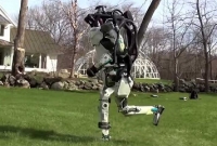 মানুষের মতো নিপুণ দক্ষতায় দৌড়ঝাঁপ করছে রোবট!