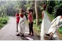 ইমামের মাথায় মল-মূত্র ঢাললো পরাজিত প্রার্থী!