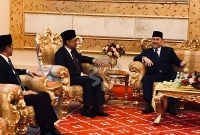 মুক্তির পর রাজপ্রাসাদে আনোয়ার ইব্রাহিম