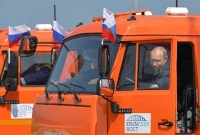 নিজে ট্রাক চালিয়ে ১৯ কিলোমিটার ব্রিজ উদ্বোধন করলেন রাশিয়ার প্রেসিডেন্ট পুতিন