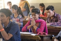 পরীক্ষায় ফেল ছেলে, মিষ্টি বিলিয়ে বাজনা বাজিয়ে উৎসব পরিবারের!