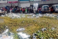 হাজার মণ আমের রসে পিচ্ছিল যাত্রাবাড়ীর সড়ক