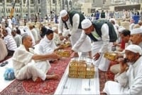 মসজিদুল হারামে একত্রে ইফতার করেন প্রায় ১৫ লাখ মুসল্লি