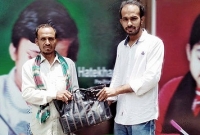 'স্যার আপনার জিনিসপত্র রাস্তায় পেয়েছি'