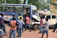 আলিঙ্গনরত যুগলদের দেখতে গিয়েই দুর্ঘটনার কবলে বাস!