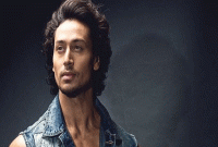 ৪৪ বছরের নায়িকার জন্য পাগল টাইগার স্রফ