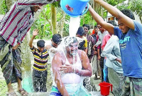 দুধ দিয়ে গোসল করে দল থেকে পদত্যাগ করলেন সাবেক আওয়ামী লীগ সভাপতি