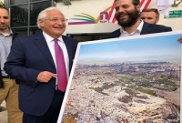 জেরুজালেম থেকে আল-আকসা মুছে ফেলার ছবি হাতে মার্কিন রাষ্ট্রদূত!