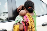 বদলে যায় কোলের শিশু, বদলায় না মা!