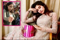  বস্তির ছেলেমেয়েদের ভিড়ের মাঝে এই কাণ্ডই করল জাহ্নবী!