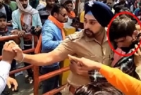 গণপ্রহার থেকে মুসলিম যুবককে বাঁচিয়ে সকলের ‘হিরো’ এই শিখ পুলিশকর্মী