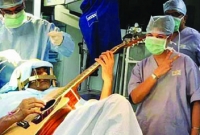 অপারেশন থিয়েটারে ৭ ঘণ্টা গিটার বাজালেন রোগী