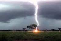 এক বজ্রপাতের আগুনে পুড়ে গেলো ৬টি বাড়ি