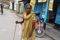 চাকরিজীবী ছেলের ভিখারিনী মা!