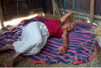 জমি লিখে না দেয়ায় মা’কে গোয়ালঘরে বেঁধে বেত্রাঘাতে রক্তাক্ত করলো ছেলে-পুত্রবধু