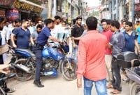 পুলিশের ওপর হামলা উত্তেজিত জনতার