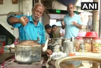 কুর্ণিশ করেন প্রধানমন্ত্রী, রাতারাতি বিখ্যাত এই চা-বিক্রেতা তথা শিক্ষক কিন্তু কেন?