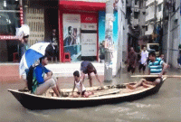 রাজধানীর মহাসড়কে দেখা মিললো নৌকার