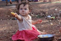 ছোট্ট এই উদ্বাস্তু শিশুটির মানবিকতা দেখে থমকে গেল বিশ্ব বিবেক!