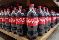 নিজ সন্তানদের শুধু কোকাকোলা খাওয়ানোর অপরাধে পিতার জেল! জানুন এর আসল ঘটনাটি?