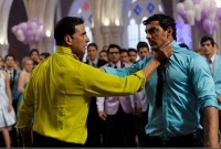 দ্বন্দ্বে জড়িয়েছেন অক্ষয়-জন!