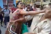 রাস্তায় প্রকাশ্যে এভাবেই  কটূক্তির জবাব  দিলেন তরুণী