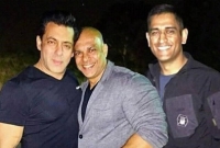 ভাই আরবাজের আইপিএল বিতর্কের মধ্যেই ধোনিকে নিয়ে মুখ খুললেন সালমান