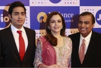 ভারতের সবচেয়ে ধনী মুকেশ আম্বানির ছেলের বিয়ের কার্ডের দাম জানলে চমকে উঠবেন