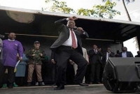 হাজিরা শেষে আদালত থেকে বেরিয়েই প্রেসিডেন্টের 'উদ্দাম' নাচ