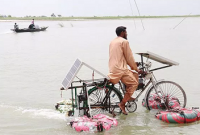 সাইকেল চালিয়ে যেভাবে পদ্মা নদী পার করলেন সাইফুল!